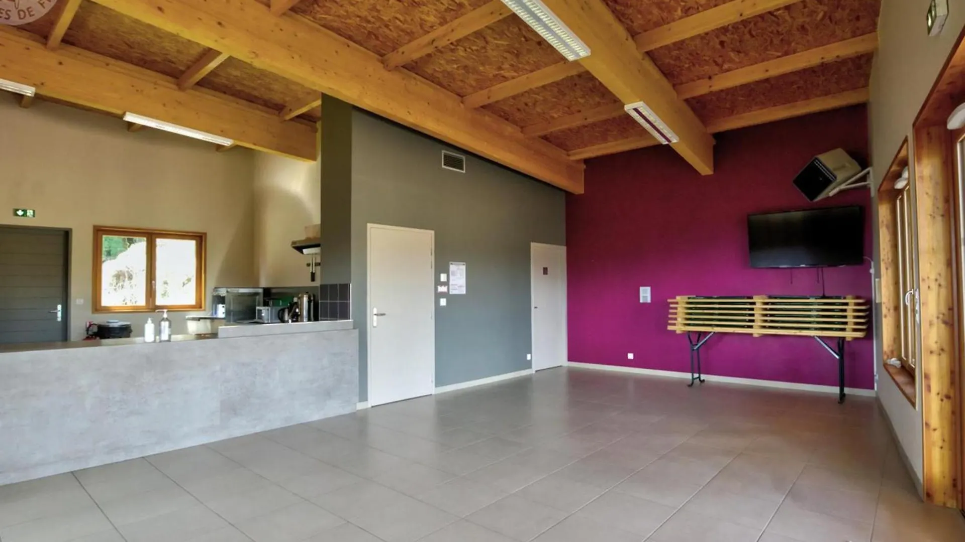 Holiday home Chalet Familial Tout Equipe Avec Terrasse, Au Coeur Des Monts De La Madeleine, Proche La Loge Des Gardes - Fr-1-496-245 Saint-Rirand