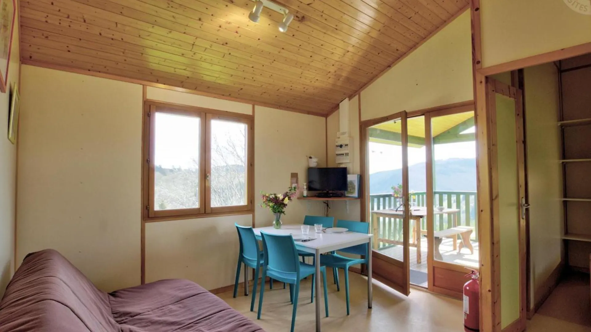 Chalet Familial Tout Equipe Avec Terrasse, Au Coeur Des Monts De La Madeleine, Proche La Loge Des Gardes - Fr-1-496-245 Saint-Rirand 0*,  France